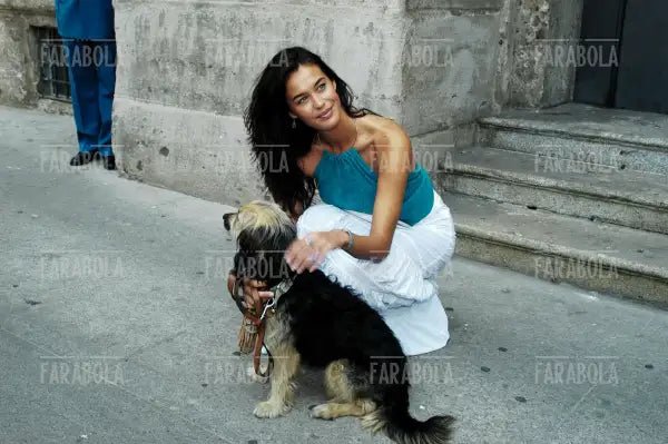 Megan Gale e la cagnolina Mina, campagna contro l'abbandono degli animali, Milano, 2003