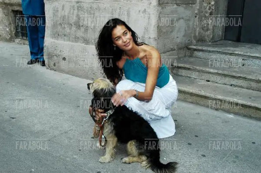 Megan Gale e la cagnolina Mina, campagna contro l'abbandono degli animali, Milano, 2003