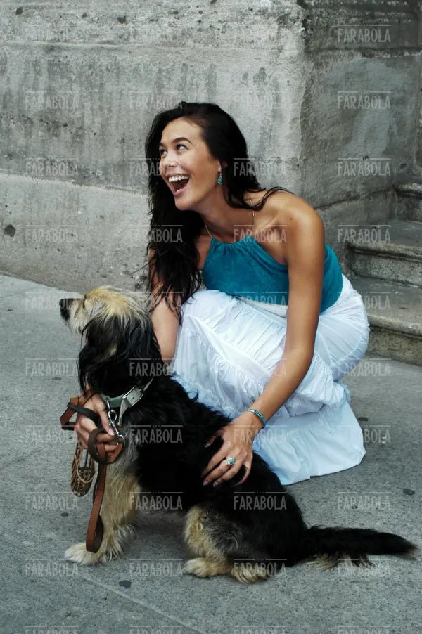Megan Gale e la cagnolina Mina, campagna contro l'abbandono degli animali, Milano, 2003