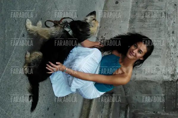 Megan Gale e la cagnolina Mina, campagna contro l'abbandono degli animali, Milano, 2003