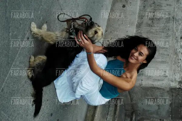 Megan Gale e la cagnolina Mina, campagna contro l'abbandono degli animali, Milano, 2003