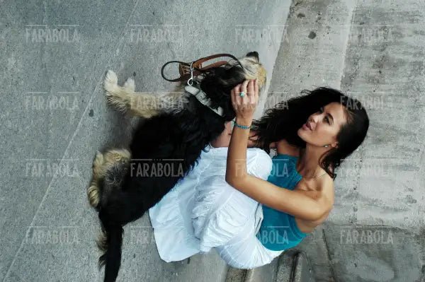 Megan Gale e la cagnolina Mina, campagna contro l'abbandono degli animali, Milano, 2003