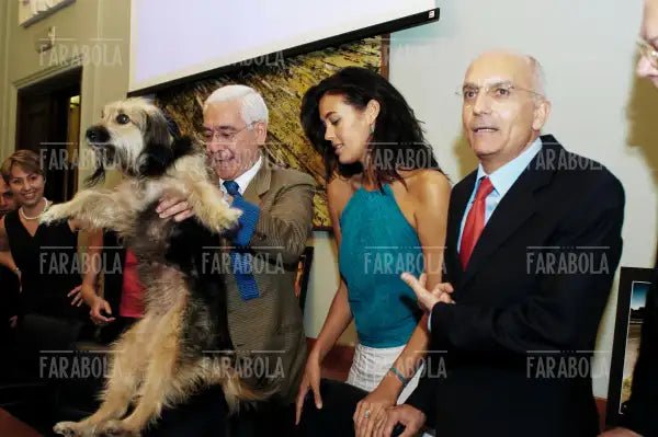 Megan Gale, Gabriele Albertini e la cagnolina Mina, campagna contro l'abbandono degli animali, Milano, 2003