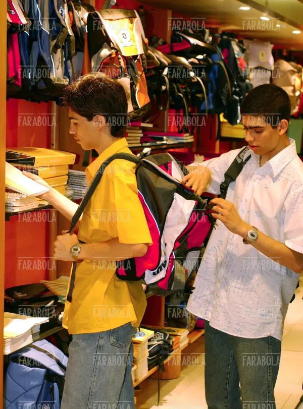 Ragazzi scelgono gli zaini, Reparto scuola della Rinascente, Milano, 2003