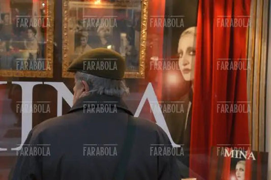 La vetrina delle Messaggerie Musicali dedicata a Mina, Milano, 2003