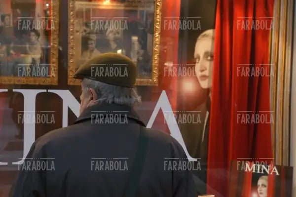 La vetrina delle Messaggerie Musicali dedicata a Mina, Milano, 2003