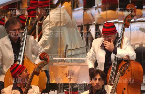 L'orchestra con il cappellino di Tony Renis, Festival di Sanremo, 2004