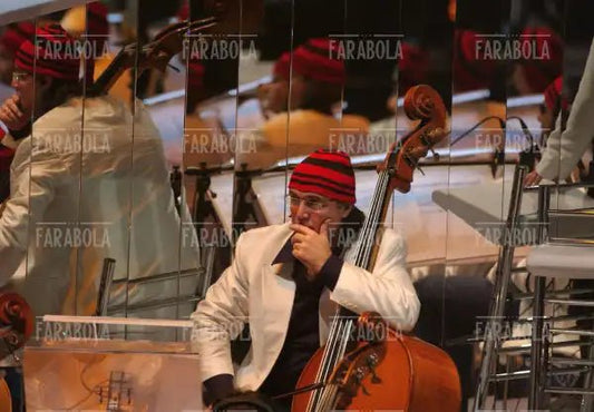 L'orchestra con il cappellino di Tony Renis, Festival di Sanremo, 2004