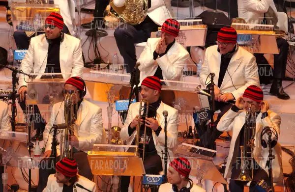 L'orchestra con il cappellino di Tony Renis, Festival di Sanremo, 2004