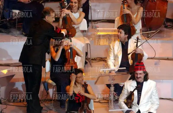 Gene Gnocchi distribuisce all'orchestra il cappellino di Tony Renis, Festival di Sanremo, 2004
