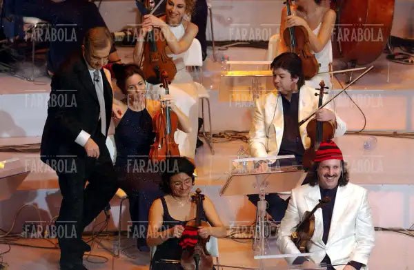 Gene Gnocchi distribuisce all'orchestra il cappellino di Tony Renis, Festival di Sanremo, 2004