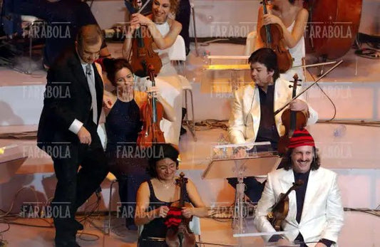 Gene Gnocchi distribuisce all'orchestra il cappellino di Tony Renis, Festival di Sanremo, 2004