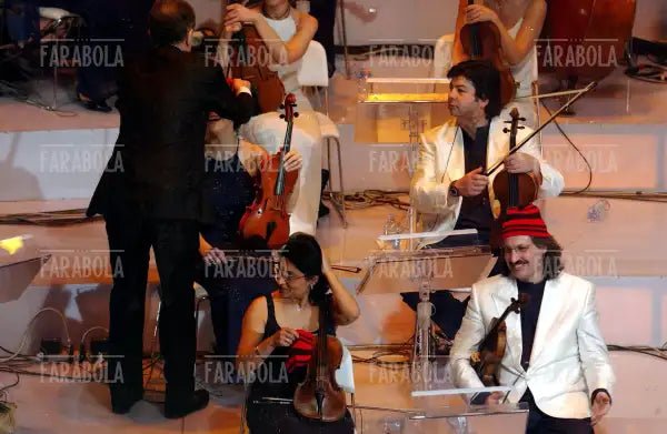 Gene Gnocchi distribuisce all'orchestra il cappellino di Tony Renis, Festival di Sanremo, 2004