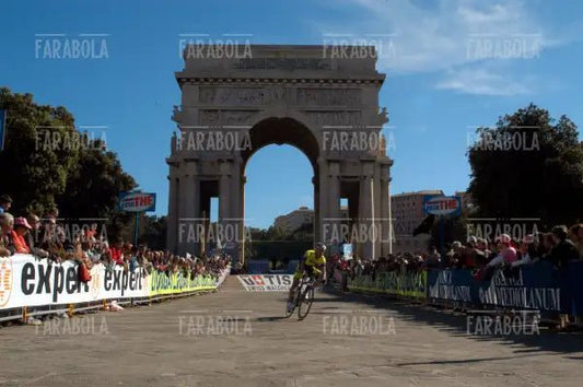 La partenza dall'Arco della Vittoria, cronoprologo del Giro d'Italia, Genova, 2004