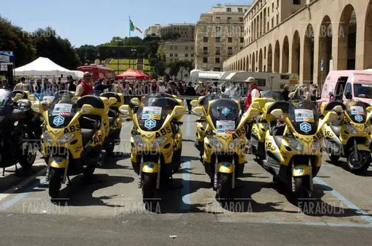 Gli scooter della giuria alla partenza, cronoprologo del Giro d'Italia, Genova, 2004