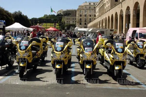 Gli scooter della giuria alla partenza, cronoprologo del Giro d'Italia, Genova, 2004