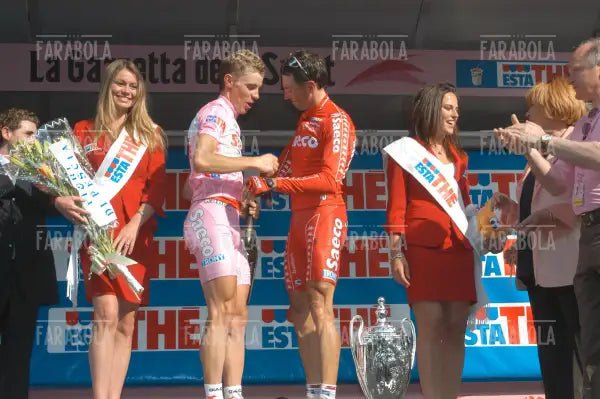 Damiano Cunego e il capitano Gilberto Simoni, arrivo del Giro d'Italia, Milano, 2004