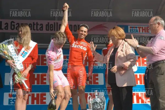 Damiano Cunego e il capitano Gilberto Simoni, arrivo del Giro d'Italia, Milano, 2004