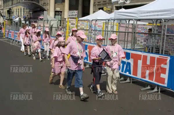 Giovani tifosi, arrivo del Giro d'Italia, Milano, 2004