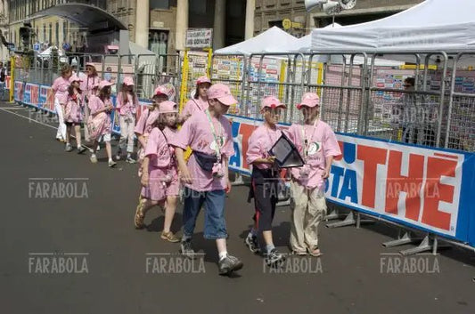Giovani tifosi, arrivo del Giro d'Italia, Milano, 2004