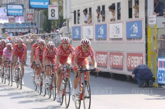 Il treno della Saeco con Damiano Cunego in maglia rosa, arrivo del Giro d'Italia, Milano, 2004