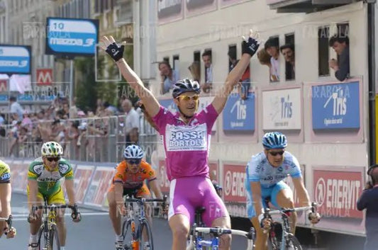 Alessandro Petacchi vincitore della tappa, arrivo del Giro d'Italia, Milano, 2004