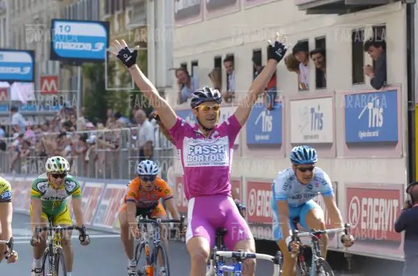 Alessandro Petacchi vincitore della tappa, arrivo del Giro d'Italia, Milano, 2004