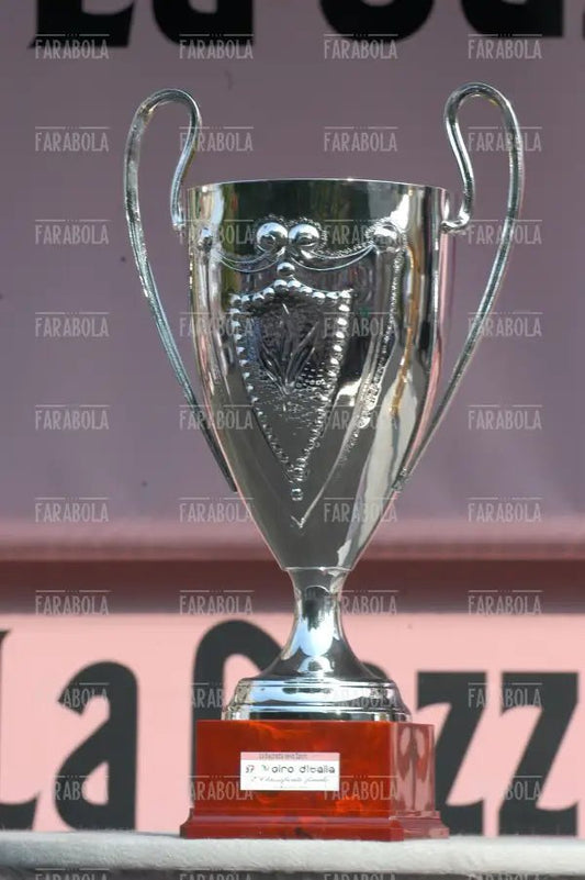 La coppa del secondo classificato, arrivo del Giro d'Italia, Milano, 2004