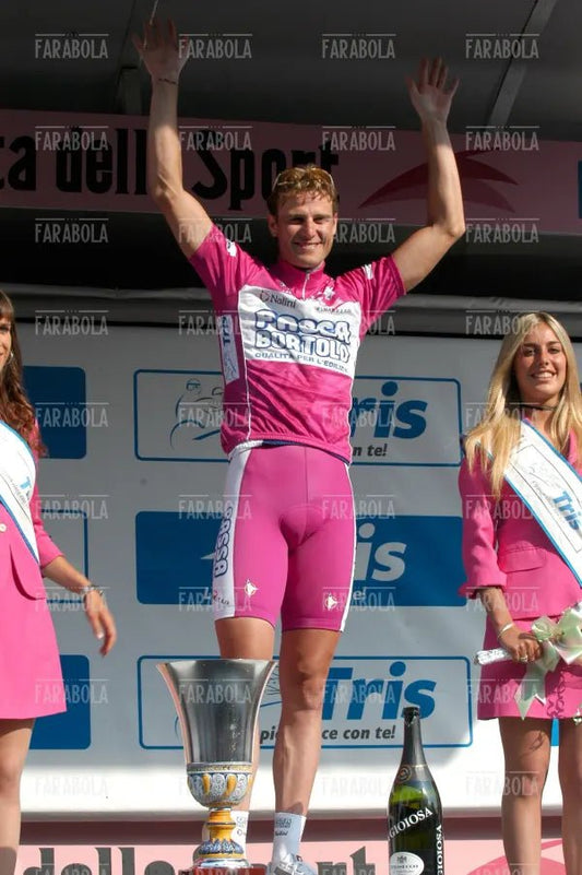 Alessandro Petacchi maglia ciclamino, arrivo del Giro d'Italia, Milano, 2004