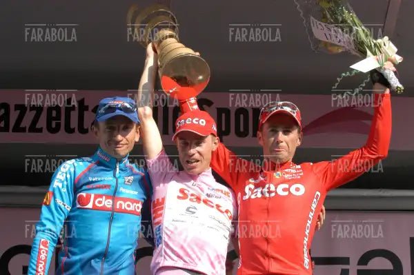 Serhiy Honchar, Damiano Cunego e Gilberto Simoni sul podio, arrivo del Giro d'Italia, Milano, 2004