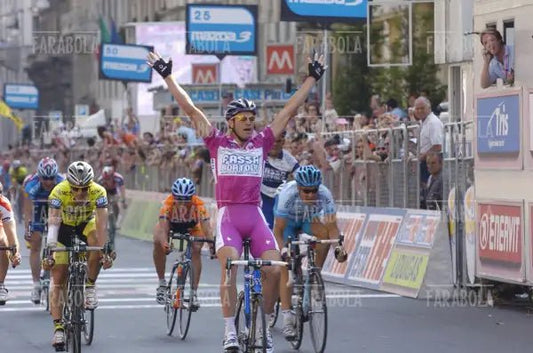 Alessandro Petacchi vincitore della tappa, arrivo del Giro d'Italia, Milano, 2004