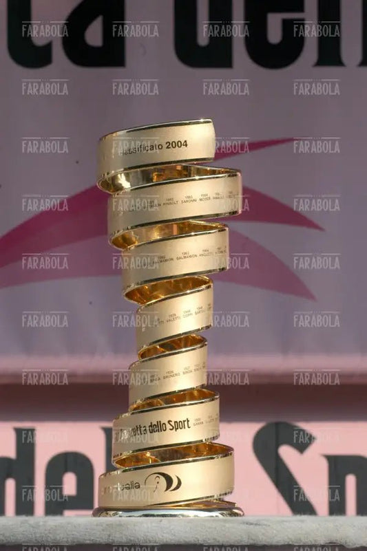 La coppa del vincitore, arrivo del Giro d'Italia, Milano, 2004