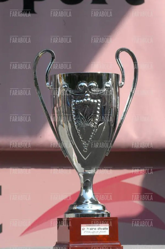 La coppa del terzo classificato, arrivo del Giro d'Italia, Milano, 2004
