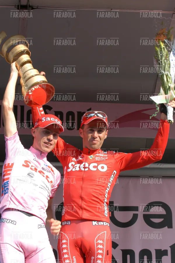 Damiano Cunego e il capitano Gilberto Simoni, arrivo del Giro d'Italia, Milano, 2004