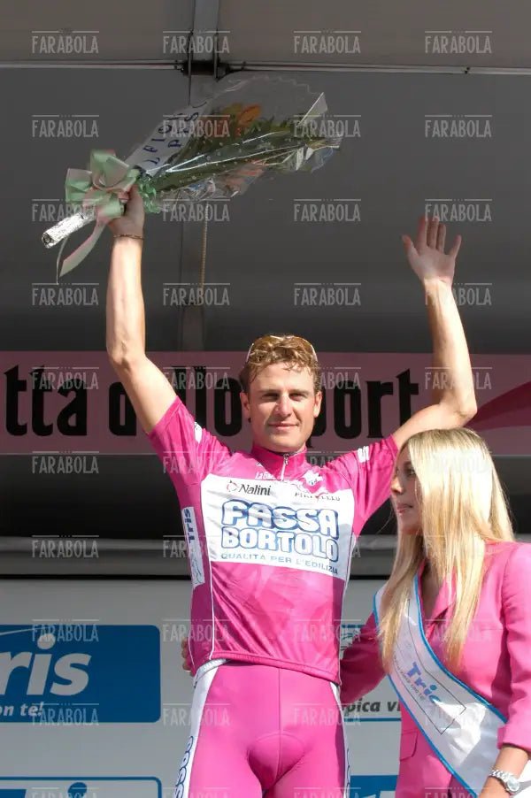 Alessandro Petacchi maglia ciclamino, arrivo del Giro d'Italia, Milano, 2004