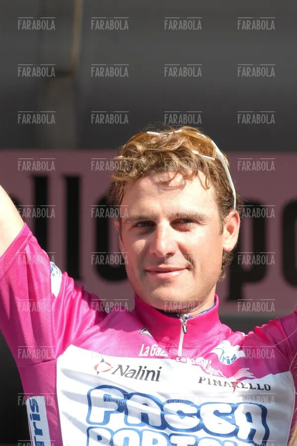 Alessandro Petacchi maglia ciclamino, arrivo del Giro d'Italia, Milano, 2004