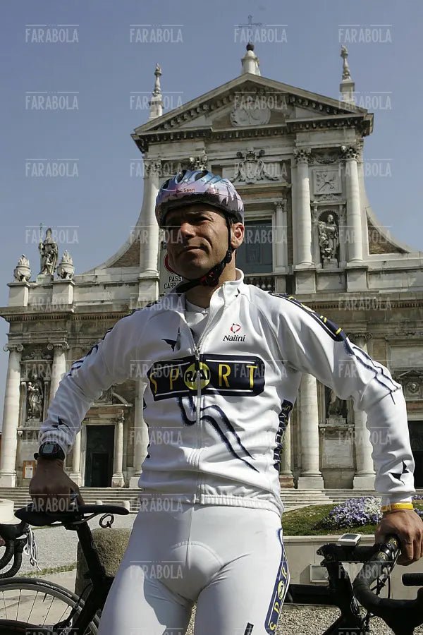 Davide Cassani prepara la tappa Firenze-Ravenna del Giro d'Italia, Santa Maria in Porto, Ravenna, 2005
