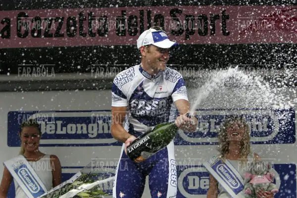 Alessandro Petacchi vincitore di tappa sul podio, Giro d'Italia, Ravenna, 2005