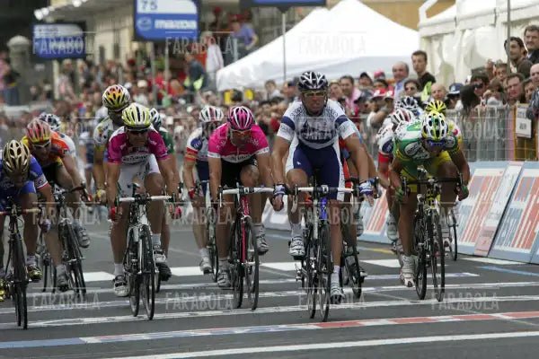 L'arrivo della tappa vinta da Alessandro Petacchi, Giro d'Italia, Ravenna, 2005