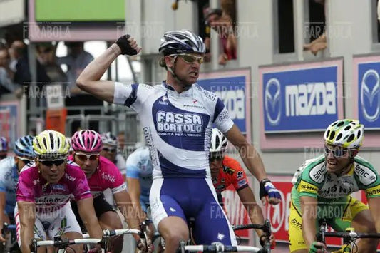 Alessandro Petacchi esulta all'arrivo, Giro d'Italia, Ravenna, 2005
