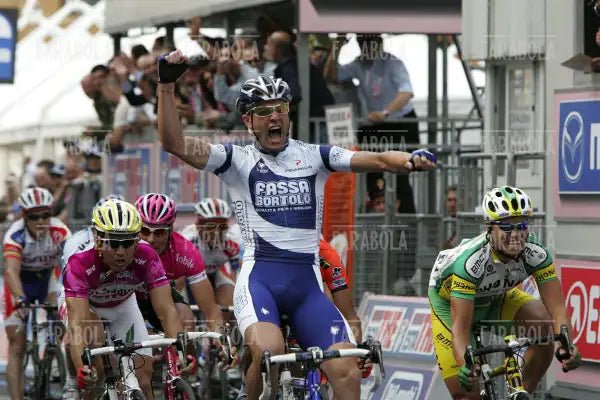 Alessandro Petacchi esulta all'arrivo, Giro d'Italia, Ravenna, 2005