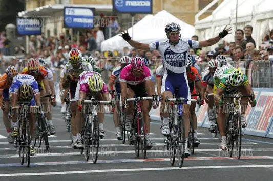 Alessandro Petacchi esulta all'arrivo, Giro d'Italia, Ravenna, 2005