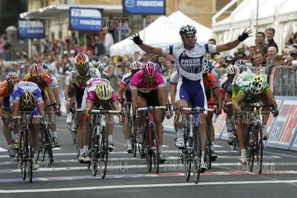 Alessandro Petacchi esulta all'arrivo, Giro d'Italia, Ravenna, 2005