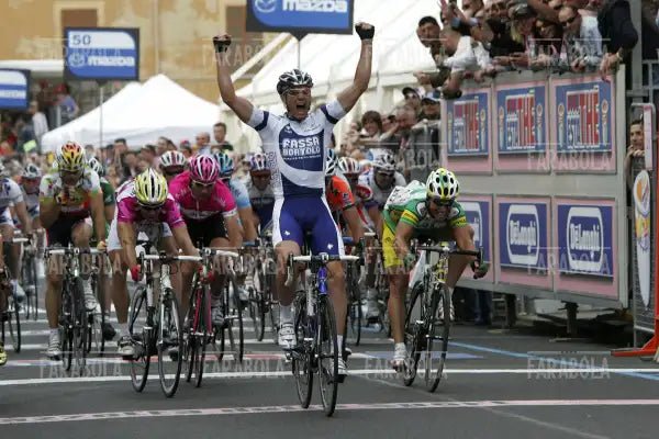 Alessandro Petacchi esulta all'arrivo, Giro d'Italia, Ravenna, 2005