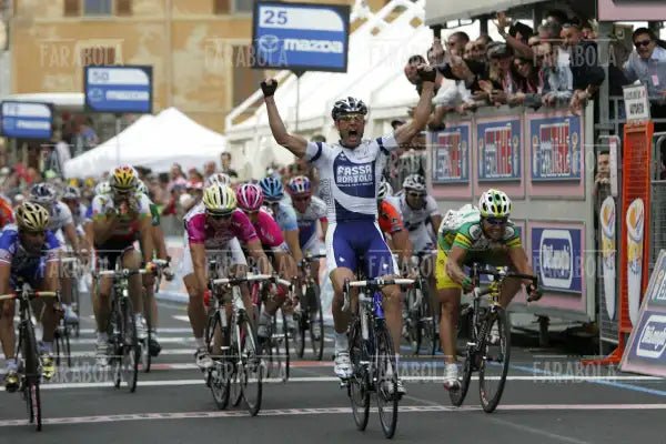 Alessandro Petacchi esulta all'arrivo, Giro d'Italia, Ravenna, 2005