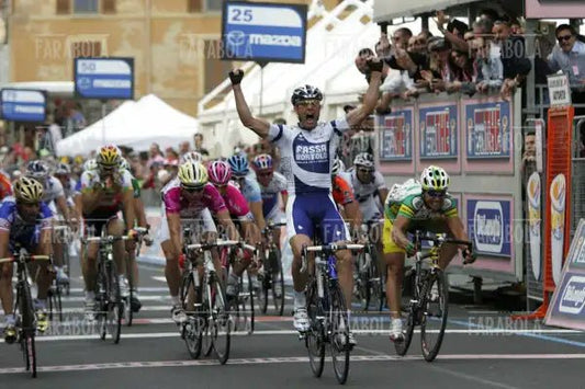 Alessandro Petacchi esulta all'arrivo, Giro d'Italia, Ravenna, 2005