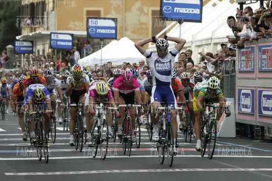 Alessandro Petacchi esulta all'arrivo, Giro d'Italia, Ravenna, 2005