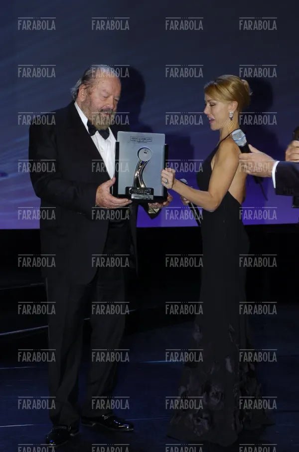 Bud Spencer riceve il premio alla carriera da Nancy Brilli, Festival della Commedia, Montecarlo, 2005