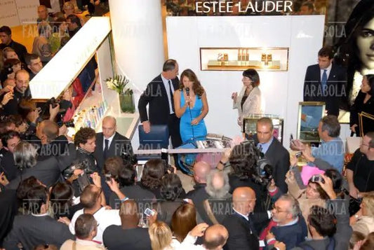 Elizabeth Hurley inaugura lo stand Estée Lauder alla Rinascente, Milano, 2006