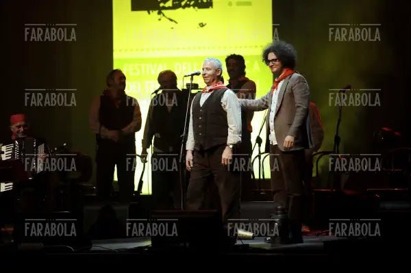 Simone Cristicchi con il Coro dei Minatori di Santa Fiora, Teatro Arcimboldi, Milano, 2009